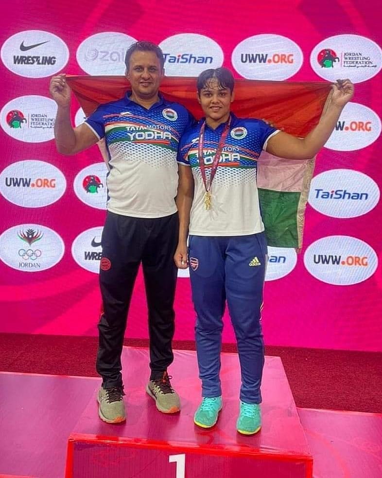 25जेएनडी25: विजेता पहलवान मानसी लाठर अपने पिता के साथ। स्रोत परिजन 25जेएनडी25: विजेता पहलवान मानसी लाठर अपने पिता के साथ। स्रोत परिजन