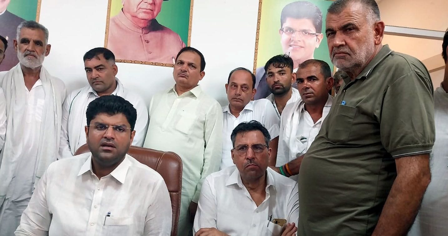 25जेएनडी30 : पत्रकारों से बातचीत करते हुए पूर्व उप मुख्यमंत्री दुष्यंत चौटाला। संवाद