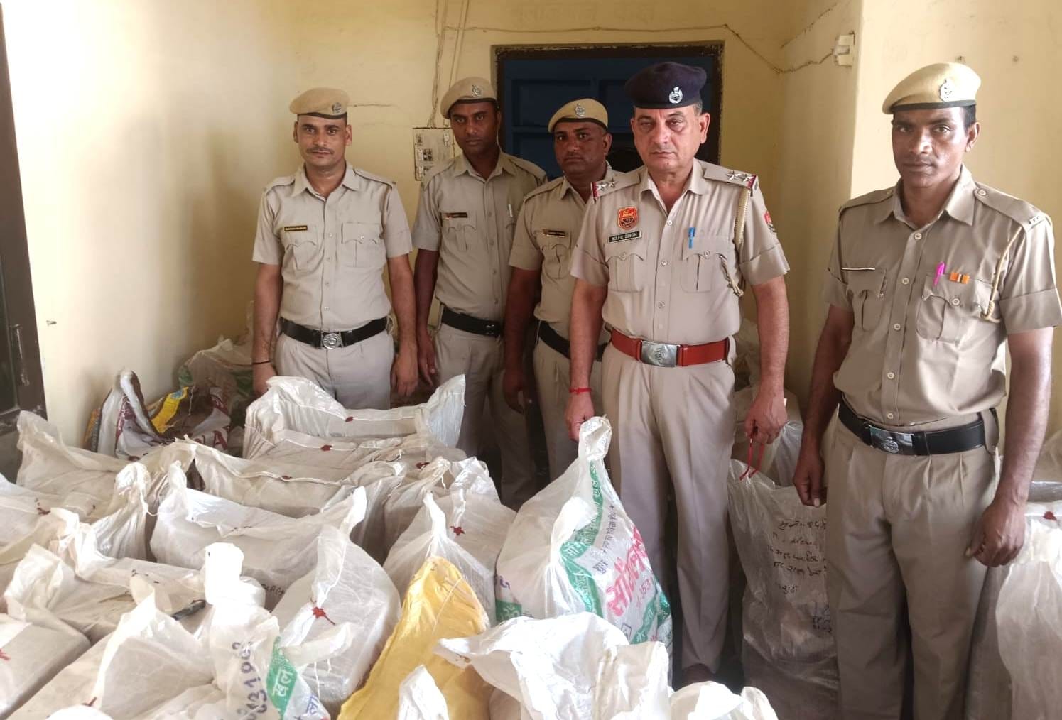25जेएनडी38: पुलिस द्वारा टाटा ऐश गाड़ी से पकड़ी गई शराब की बोतले। संवाद 25जेएनडी38: पुलिस द्वारा टाटा ऐश गाड़ी से पकड़ी गई शराब की बोतले। संवाद