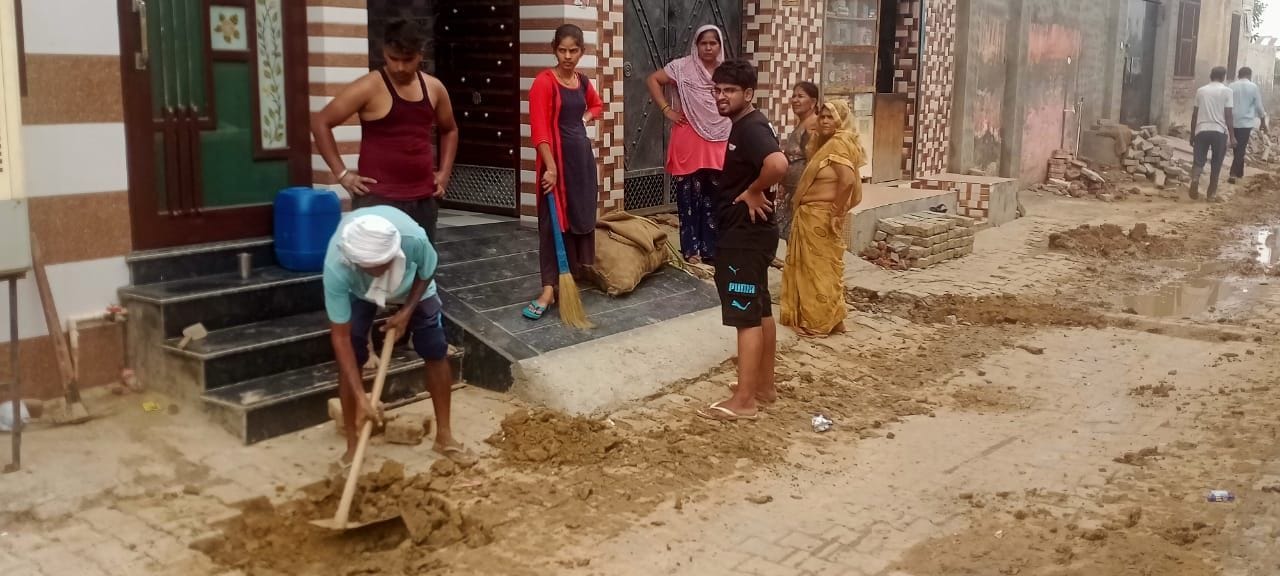 25जेएनडी42: अवैध कनेक्शन को बंद करवाती हुई जनस्वास्थ्य विभाग की टीम। स्वयं