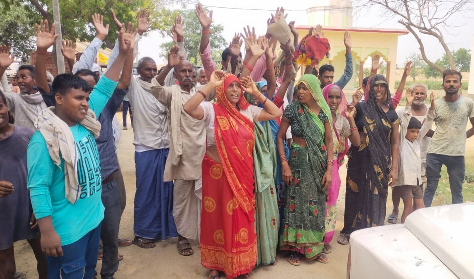 अंडरपास का नक्शा दिखाकर ग्रामीणों को समझाती एसडीएम कल्पना जायसवाल। संवाद