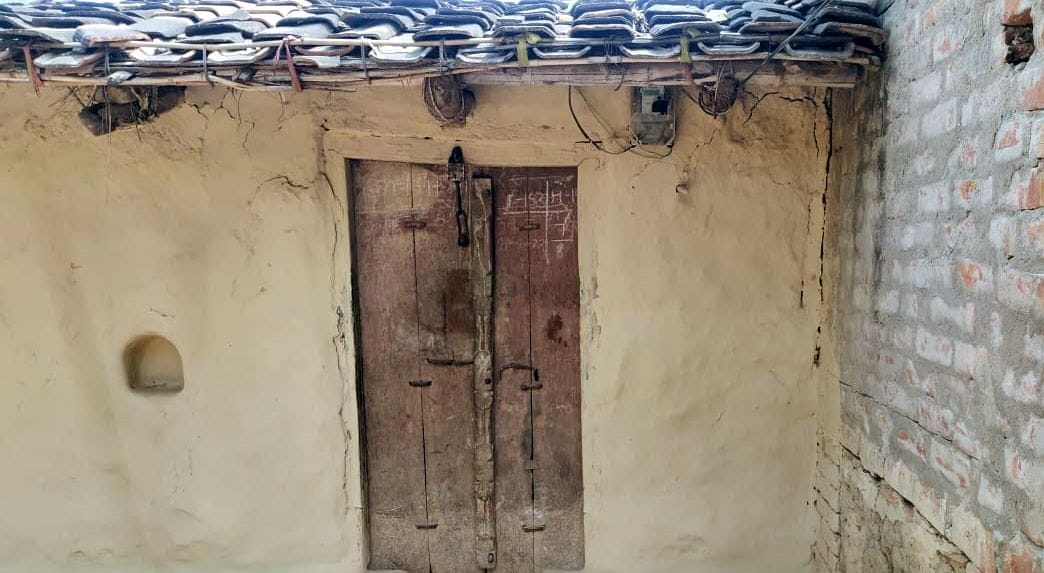 अड़हरा गांव में मृतक छोटू उर्फ विजय के घर पर जुटे। संवाद अड़हरा गांव में मृतक छोटू उर्फ विजय के घर पर जुटे। संवाद