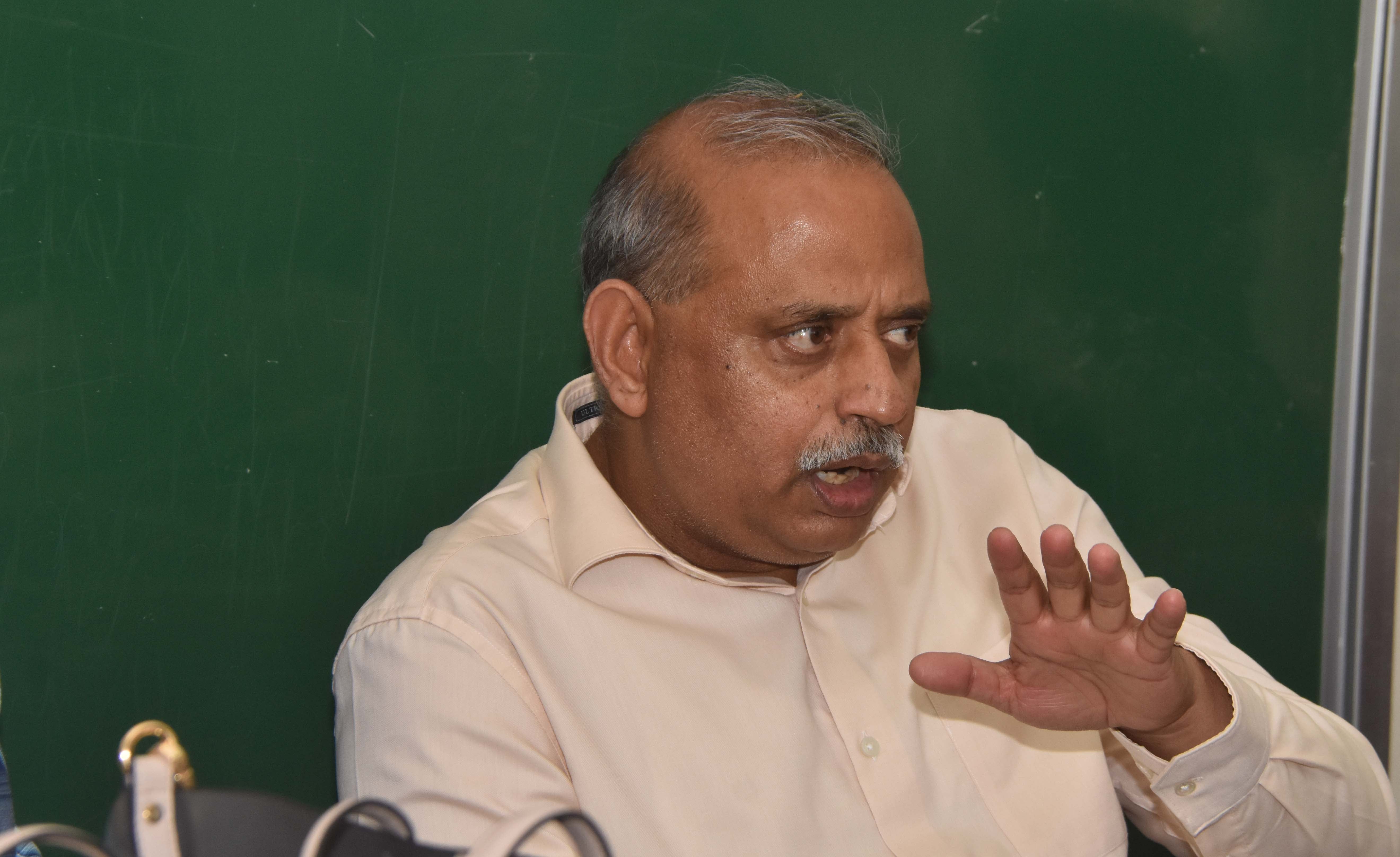 अमर उजाला फाउंडेशन की ओर आयोजित अपराजिता कार्यक्रम में सम्बोधन देती  मीनाक्षी ठाकुर संवाद