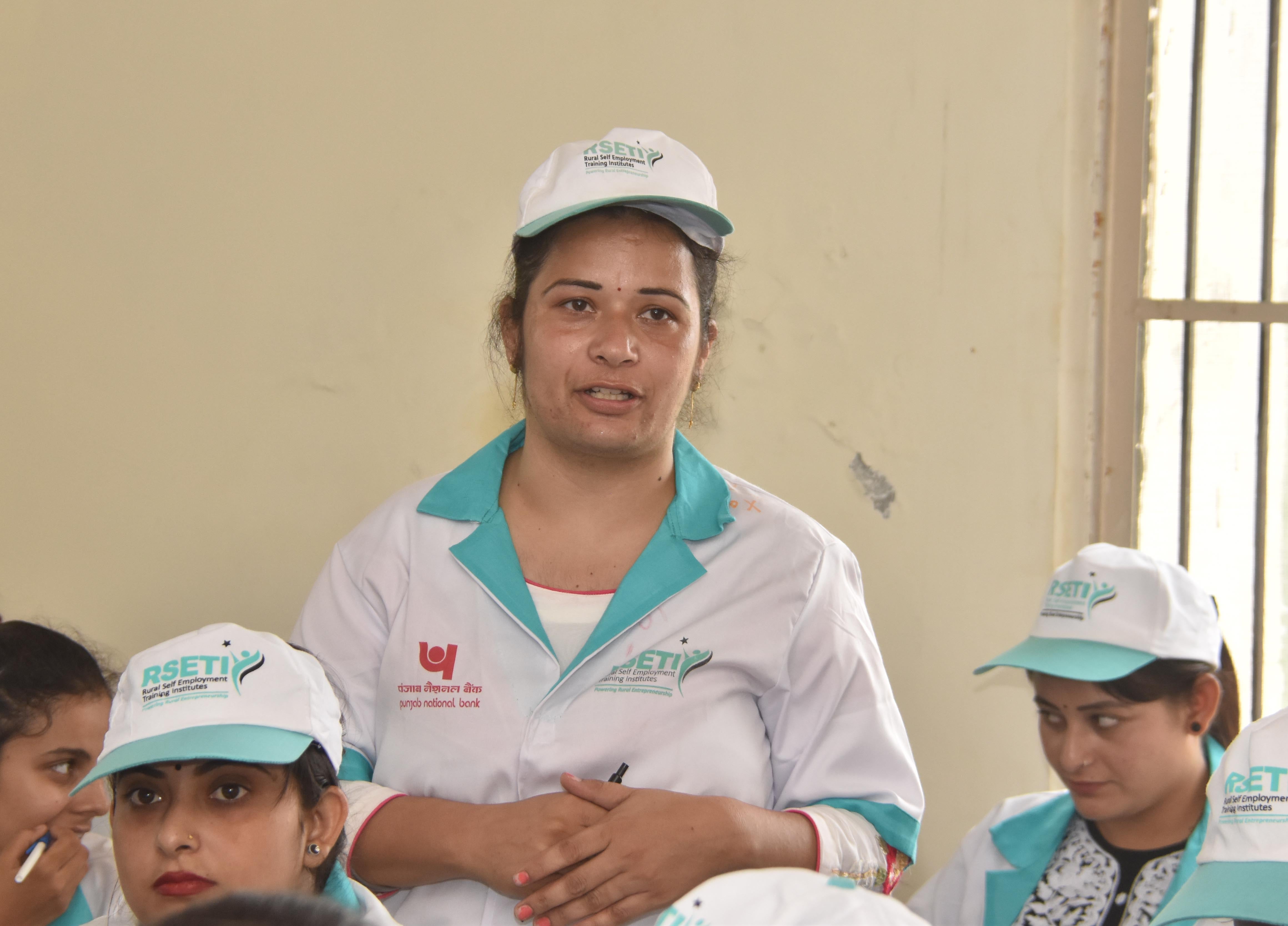 अमर उजाला फाउंडेशन की ओर आयोजित अपराजिता कार्यक्रम में सम्बोधन देती  मीनाक्षी ठाकुर संवाद