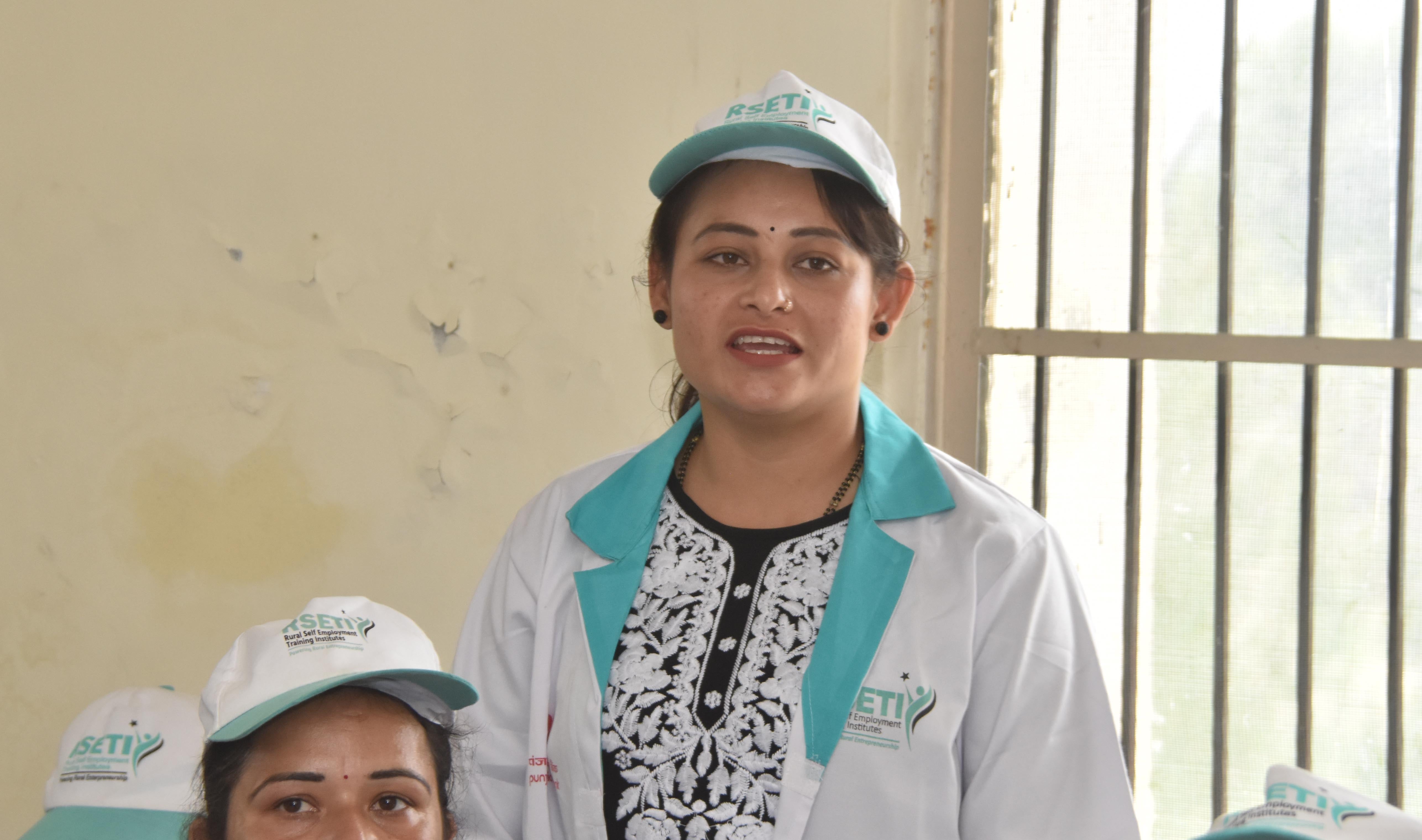 अमर उजाला फाउंडेशन की ओर आयोजित अपराजिता कार्यक्रम में सम्बोधन देती  मीनाक्षी ठाकुर संवाद
