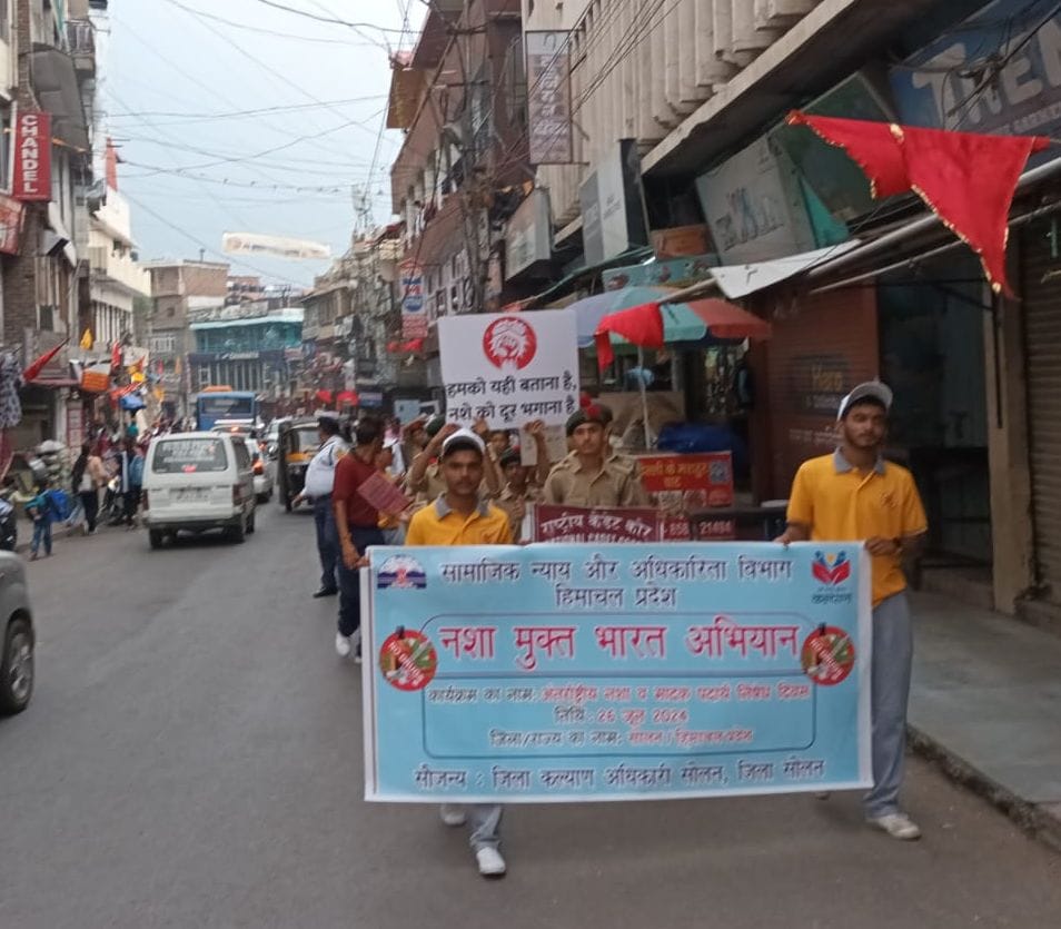 अंतरराष्ट्रीय नशा निवारण दिवस पर अधिकारियों को शपथ दिलवाते उपायुक्त मनमोहन शर्मा। संवाद अंतरराष्ट्रीय नशा निवारण दिवस पर अधिकारियों को शपथ दिलवाते उपायुक्त मनमोहन शर्मा। संवाद