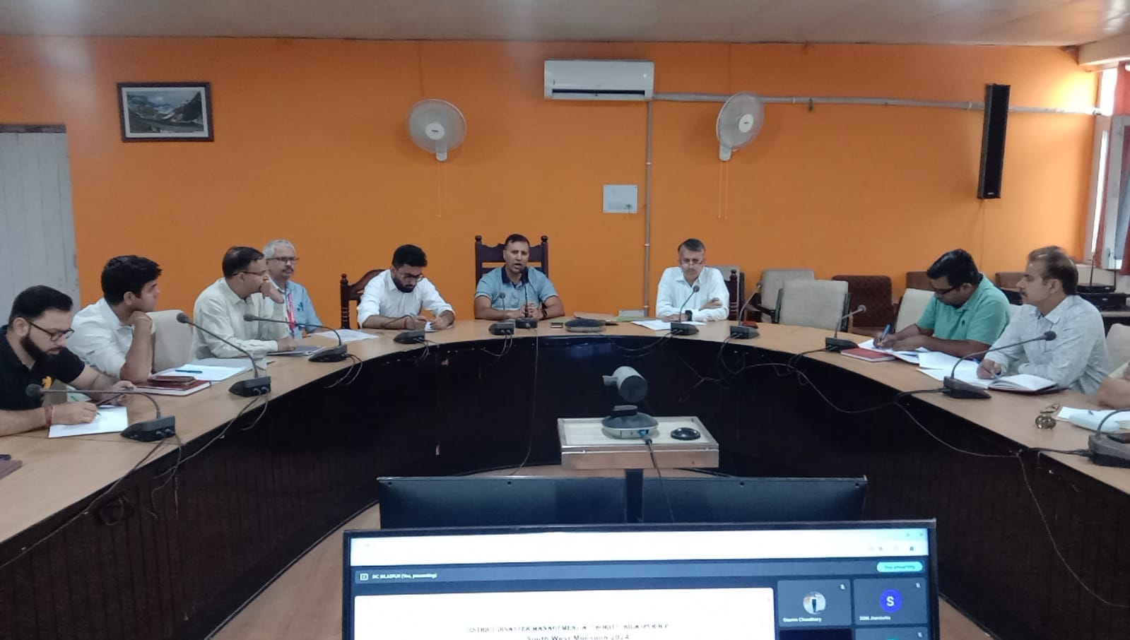 बचत भवन बिलासपुर में आयोजित समीक्षा बैठक की अध्यक्षता करते उपायुक्त आबिद हुसैन सादिक। संवाद