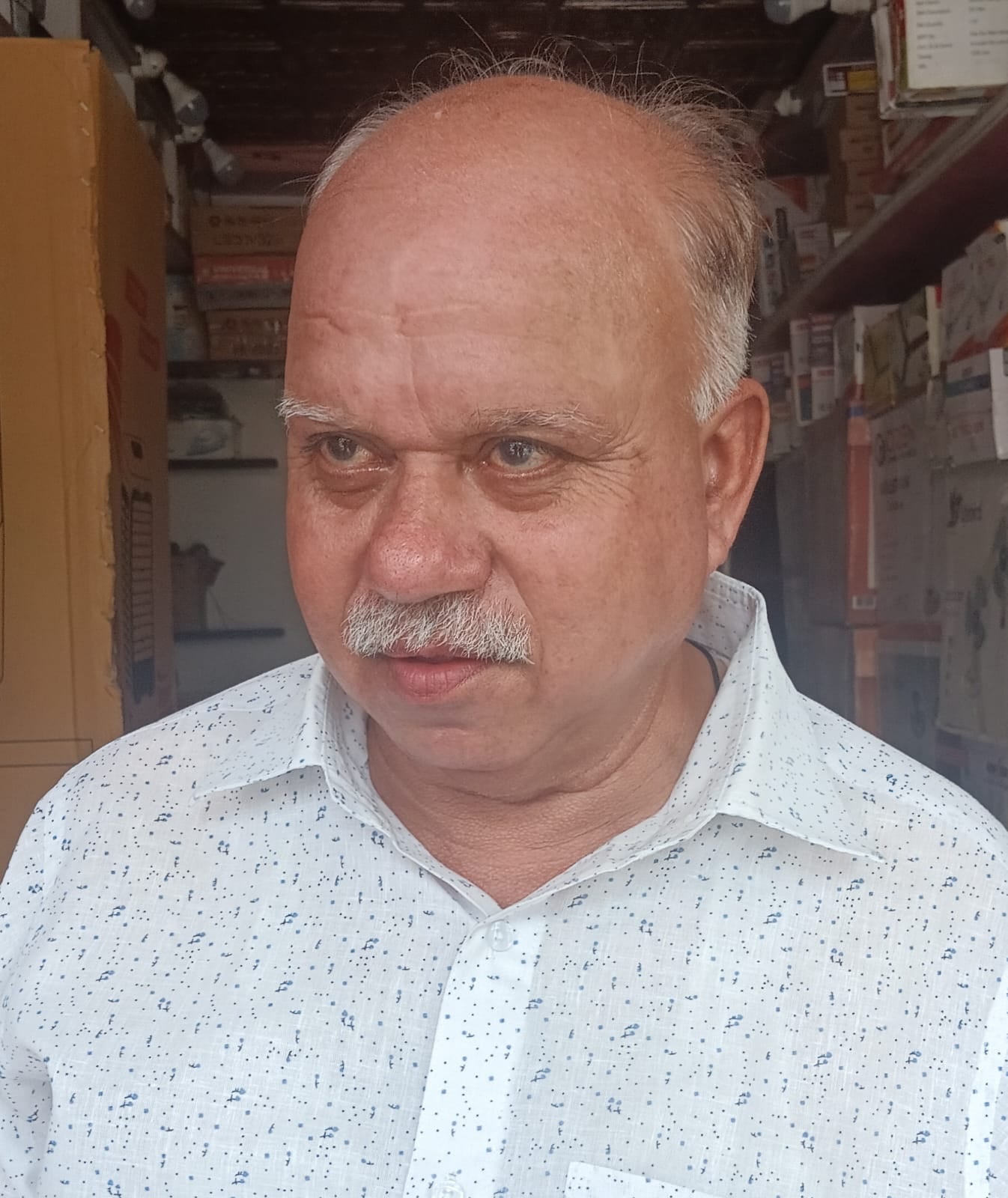 बाजार में एक दुकान पर ब्रिकी को रखे कूलर।संवाद बाजार में एक दुकान पर ब्रिकी को रखे कूलर।संवाद
