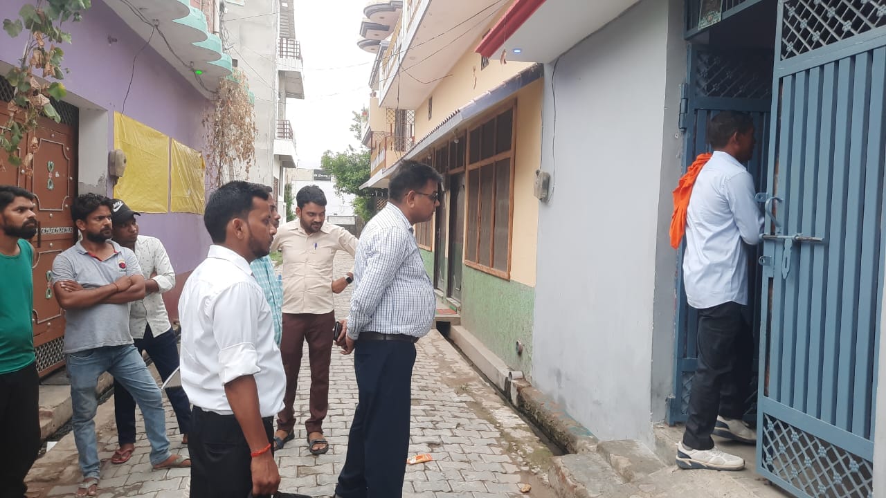 बिलसंडा में सिद्धिविनायक अस्पताल को सील करने के बाद मौजूद पुलिस और सीएचसी अधीक्षक।संवाद बिलसंडा में सिद्धिविनायक अस्पताल को सील करने के बाद मौजूद पुलिस और सीएचसी अधीक्षक।संवाद