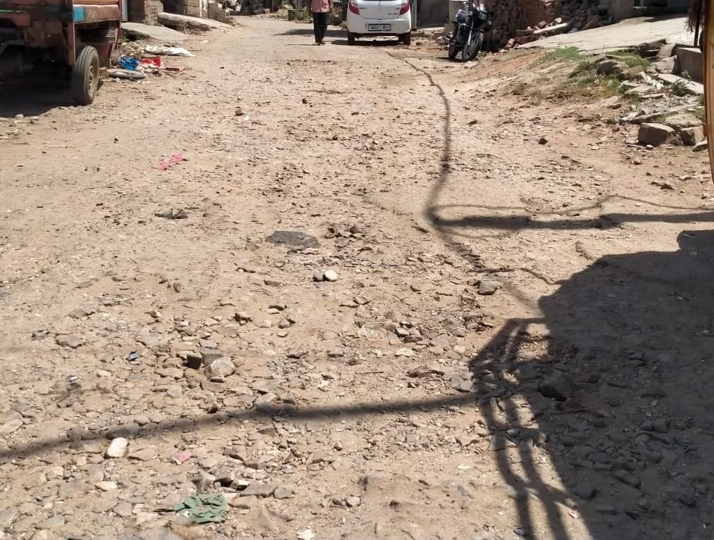 फोटो संख्या: 54 महेद्रगढ़ के मोहल्ला खटीकान में टूटा पड़ा सड़क मार्ग फोटो संख्या: 54 महेद्रगढ़ के मोहल्ला खटीकान में टूटा पड़ा सड़क मार्ग