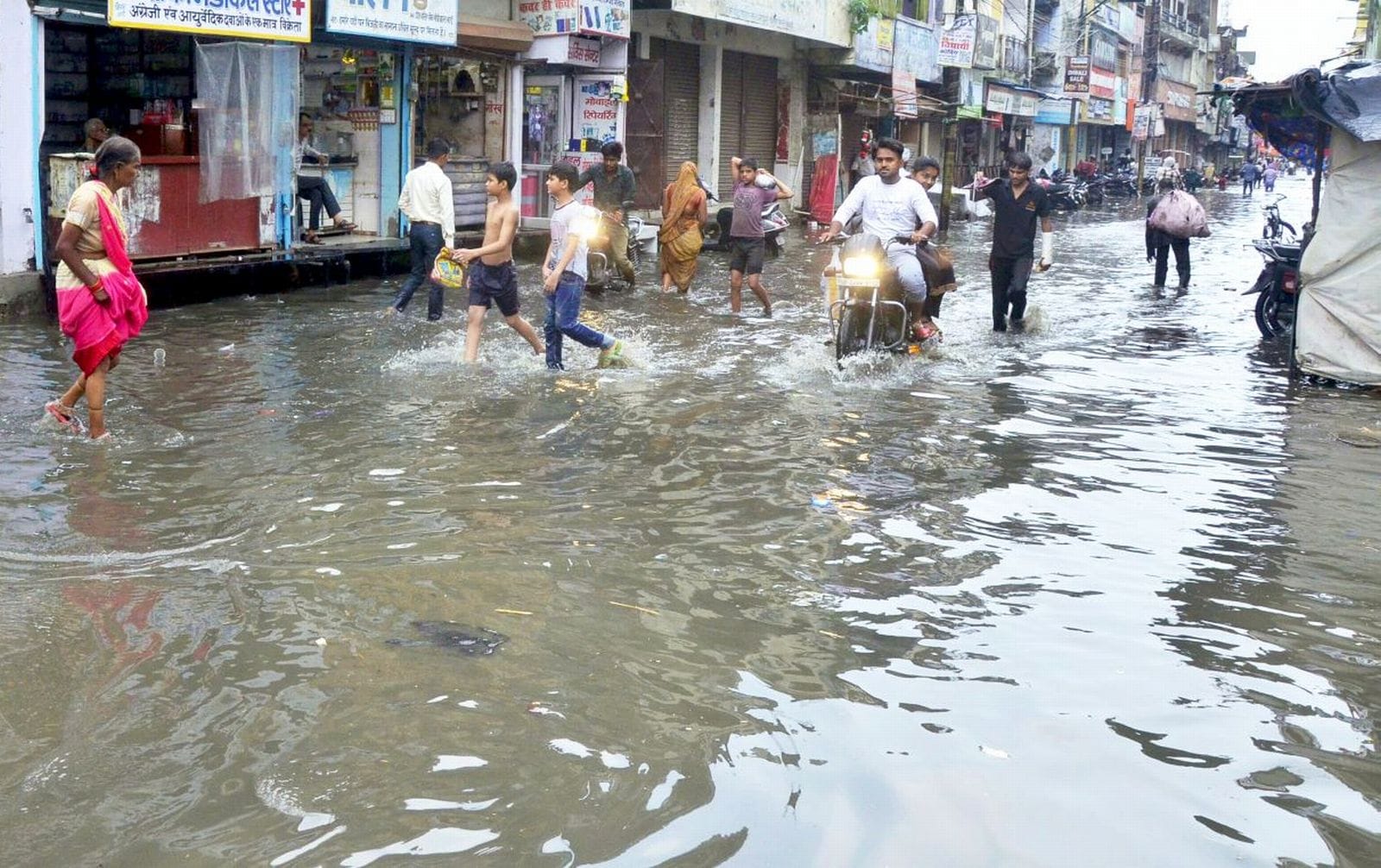गांधी ग्राउंड में बारिश से हुआ जलभराव। संवाद