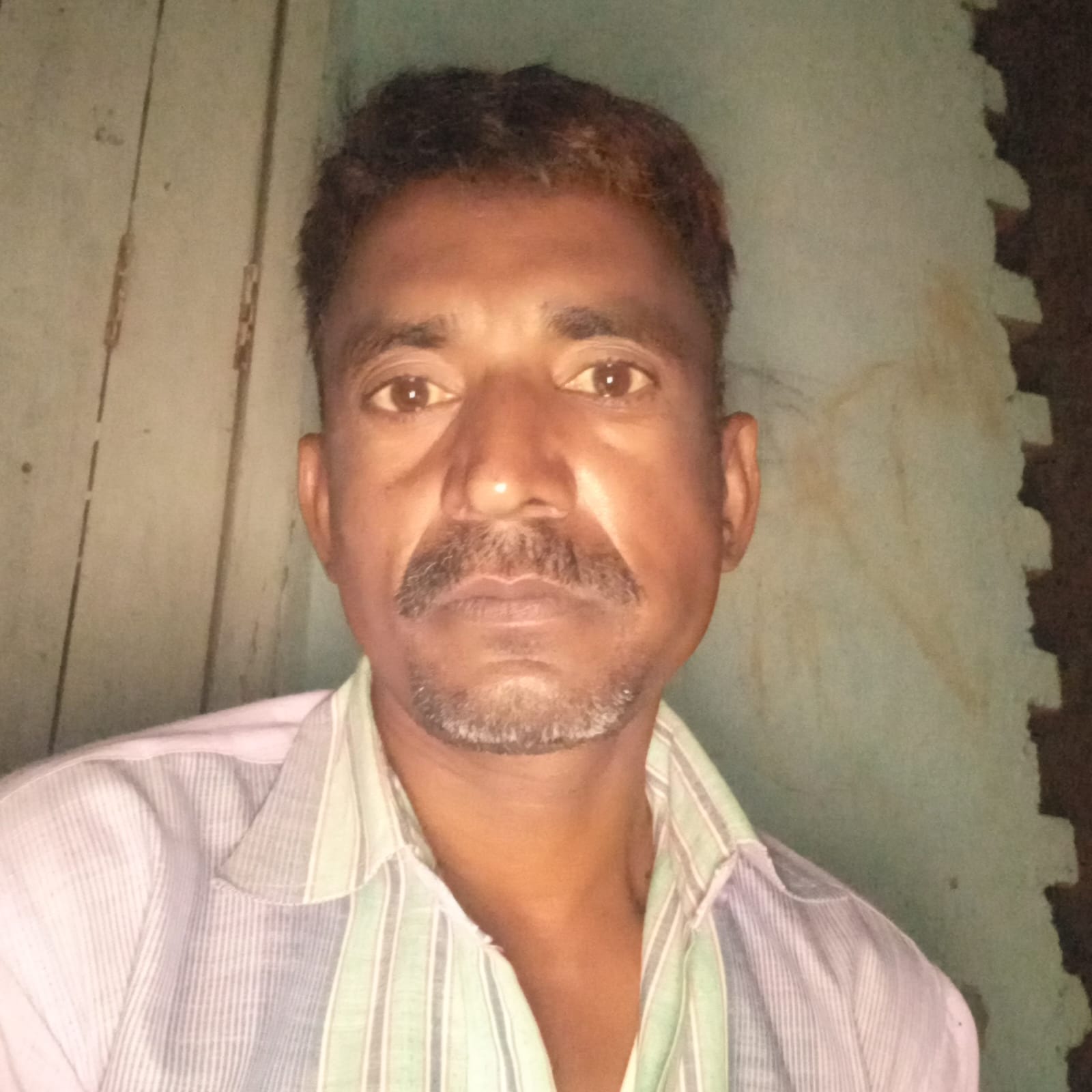 जहानाबाद शाही मार्ग पर दुर्धटना के बाद लगी भीड़ ।संवाद जहानाबाद शाही मार्ग पर दुर्धटना के बाद लगी भीड़ ।संवाद
