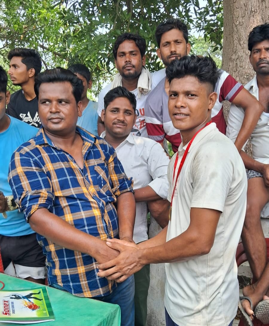 मैच के दौरान बोलिंग करता खिलाड़ी।संवाद