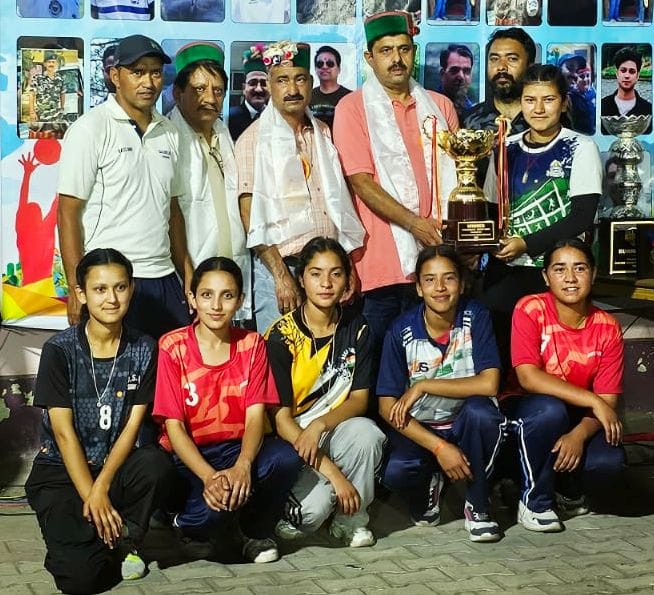 नोगली में आयोजित वॉलीबाल प्रतियोगिता की विजेता बनी बिश्लाधार टीम को पुरस्कृत करते मुख्यातिथि। स