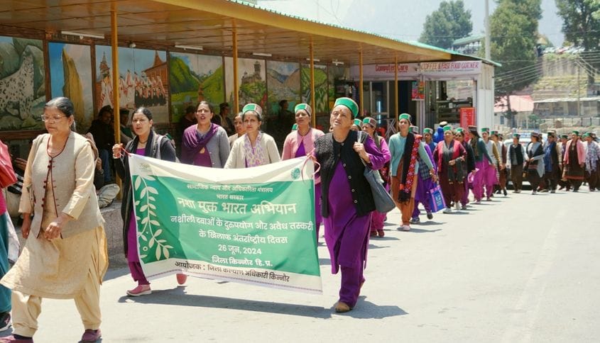 रिकांगपिओ में नशा निवारण को लेकर आयोजित जागरूकता रैली को हरी झंडी दिखाते उपायुक्त किन्नौर। संवा