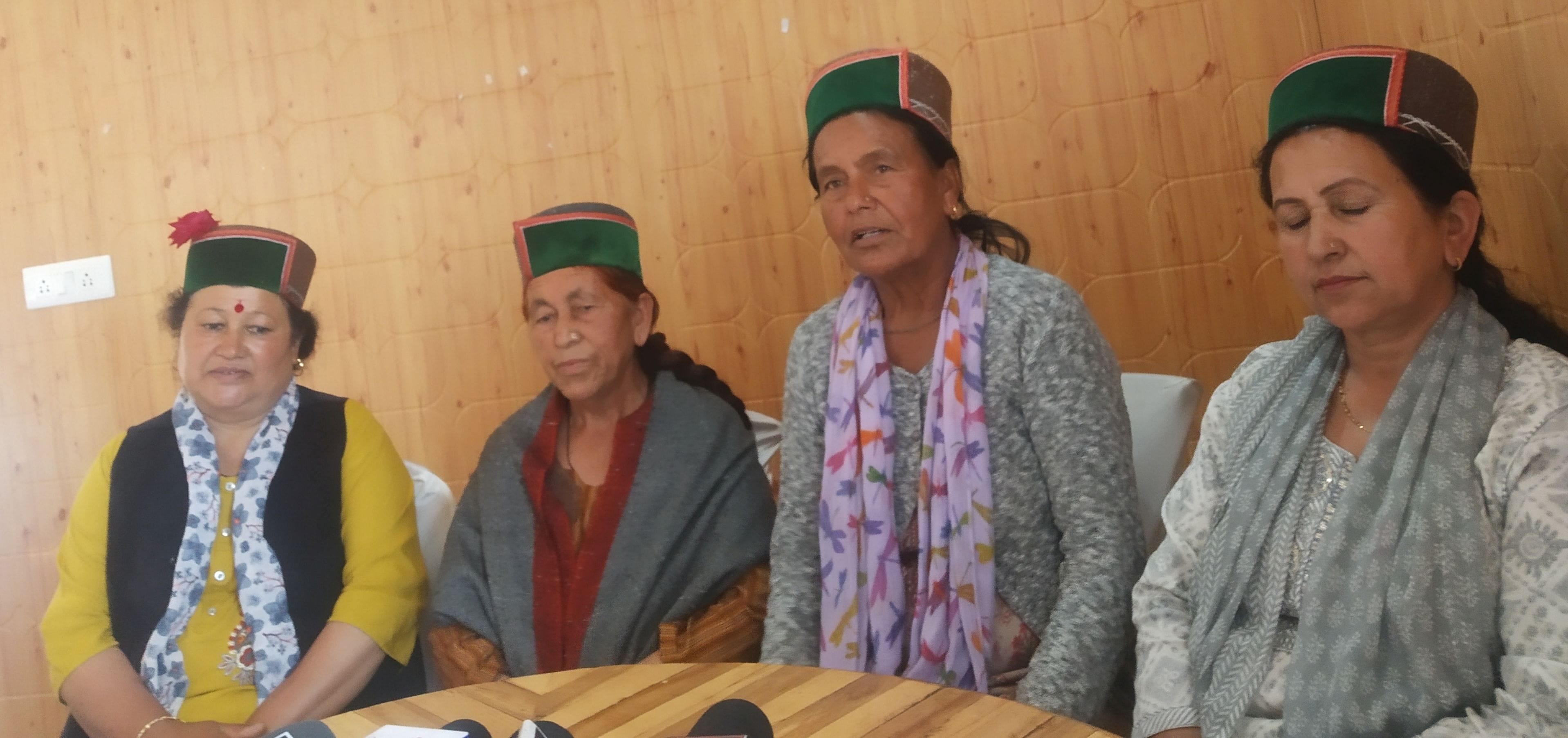 रिकांगपिओ में प्रेसवार्ता करती किन्नौर महिला कांग्रेस अध्यक्ष सरोज नेगी। संवाद रिकांगपिओ में प्रेसवार्ता करती किन्नौर महिला कांग्रेस अध्यक्ष सरोज नेगी। संवाद