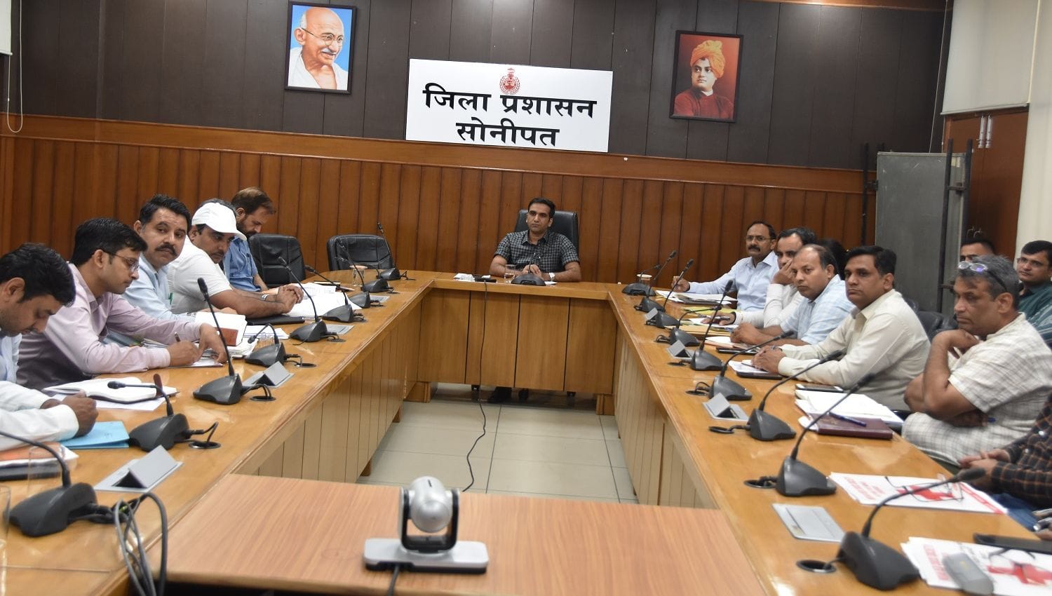  सोनीपत के लघु सचिवालय में अधिकारियों की बैठक लेते उपायुक्त डॉ. मनोज कुमार। स्रोत: सूचना विभाग