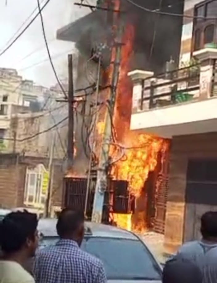 शहर के खतरवाड़ा में ट्रांसफार्मर की तारों में आग लगने से जला घर। शहर के खतरवाड़ा में ट्रांसफार्मर की तारों में आग लगने से जला घर।