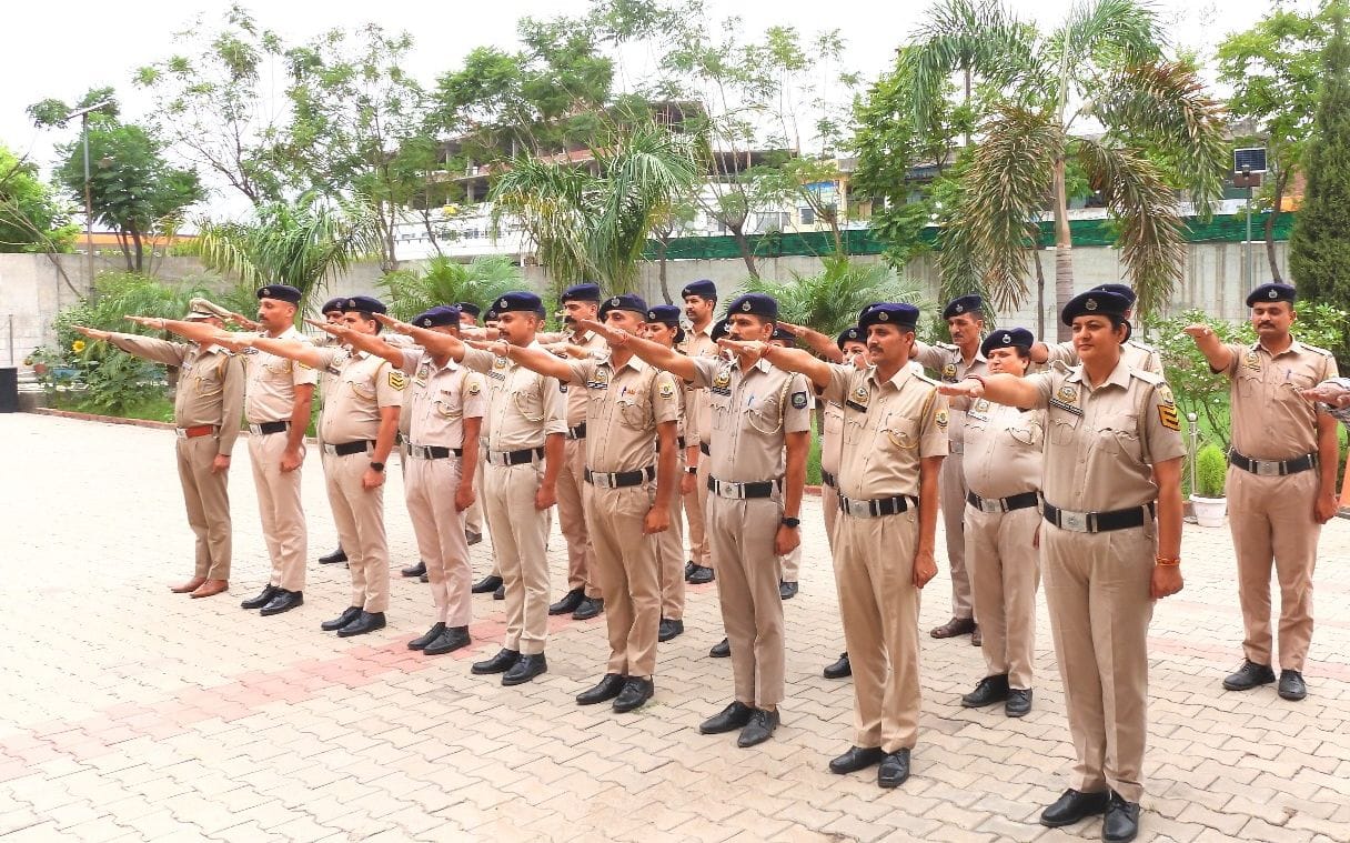 दिग्गल में नशा निवारण दिवस पर बच्चों को जानकारी देते हुए निदेशक। संवाद दिग्गल में नशा निवारण दिवस पर बच्चों को जानकारी देते हुए निदेशक। संवाद
