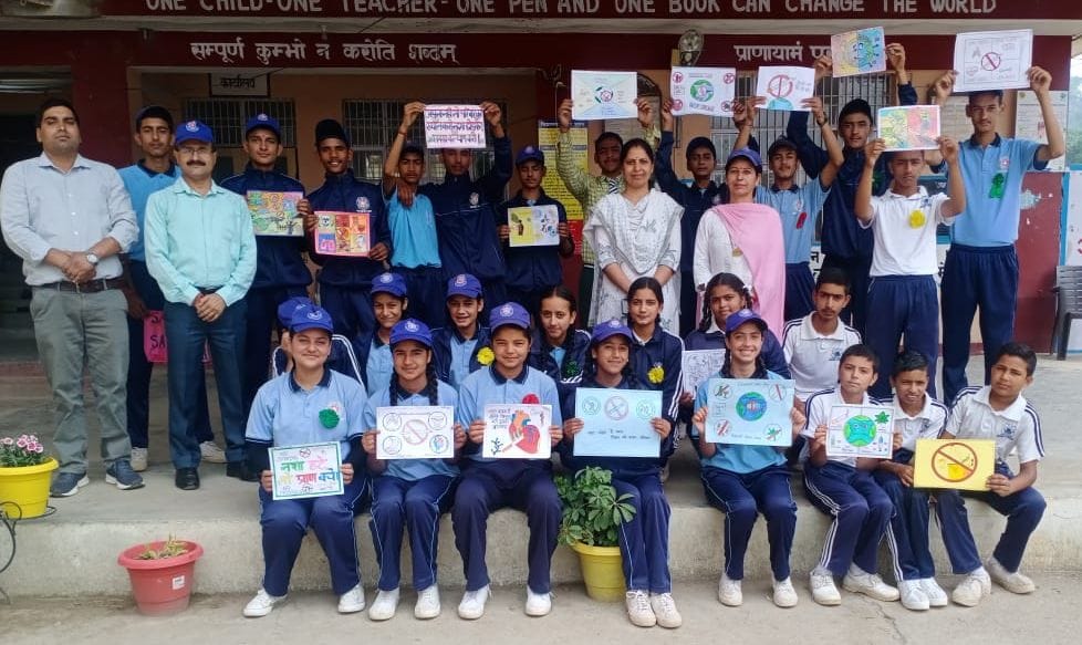 दिग्गल में नशा निवारण दिवस पर बच्चों को जानकारी देते हुए निदेशक। संवाद दिग्गल में नशा निवारण दिवस पर बच्चों को जानकारी देते हुए निदेशक। संवाद