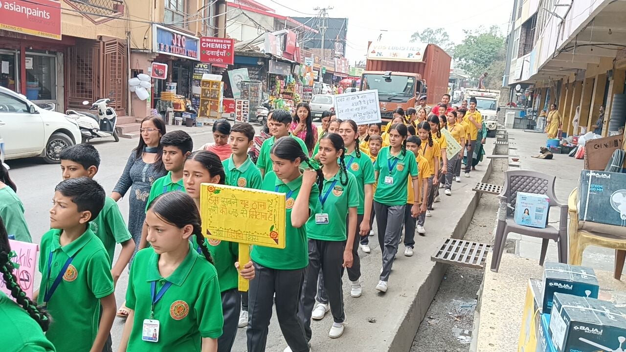 दिग्गल में नशा निवारण दिवस पर बच्चों को जानकारी देते हुए निदेशक। संवाद दिग्गल में नशा निवारण दिवस पर बच्चों को जानकारी देते हुए निदेशक। संवाद