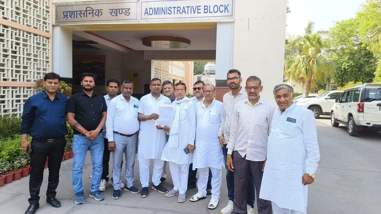 देवीलाल चौक के पास बंद पड़ा रेलवे फाटक, जहां पर रेलवे अंडरपास बनेगा। संवाद देवीलाल चौक के पास बंद पड़ा रेलवे फाटक, जहां पर रेलवे अंडरपास बनेगा। संवाद