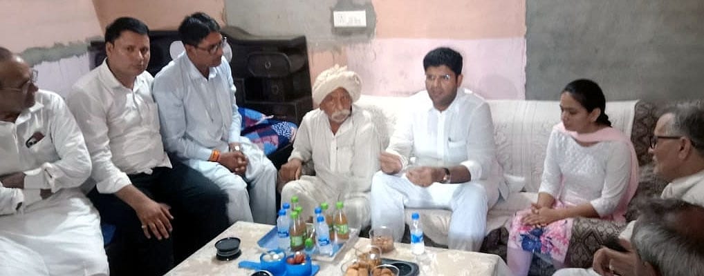 26जेएनडी19: रितु शर्मा के निवास पर पहुंचे पूर्व डिप्टी सीएम दुष्यंत चौटाला। संवाद 26जेएनडी19: रितु शर्मा के निवास पर पहुंचे पूर्व डिप्टी सीएम दुष्यंत चौटाला। संवाद