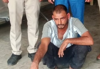 फोटो संख्या:77-कनीना शहर पुलिस थाने में खड़ी डायल 112 ईआरवी गाड़ी के टूटा सीसा --स्रोत--संवाद फोटो संख्या:77-कनीना शहर पुलिस थाने में खड़ी डायल 112 ईआरवी गाड़ी के टूटा सीसा --स्रोत--संवाद