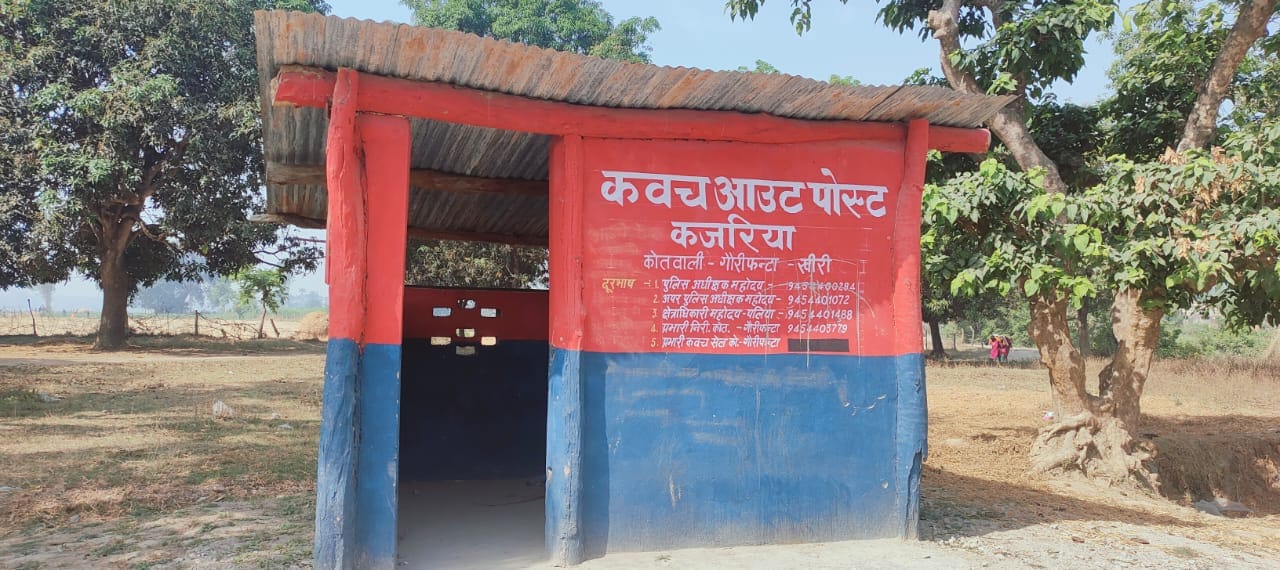 गौरीफंटा से होकर जंगली रास्तों से नेपाल माल ले जाती महिलाएं।