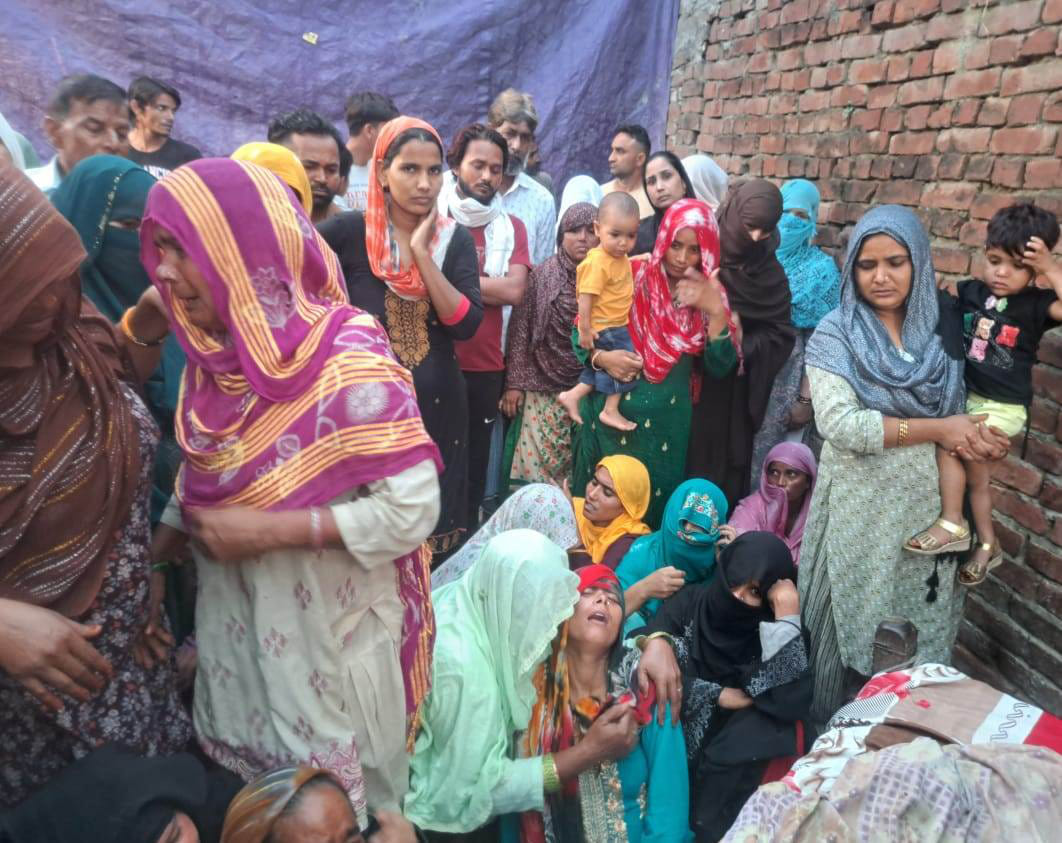 गांव बक्सर में बच्चों की मौत पर विलाप करते परिजन। संवाद