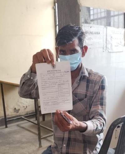 जिला अस्पताल के टीबी वार्ड में  दवा लेने को खड़े मरीज। संवाद