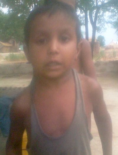 जरीफनगर थाने के बाहर खड़े अपहरत बालक संजय के परिजन। संवाद