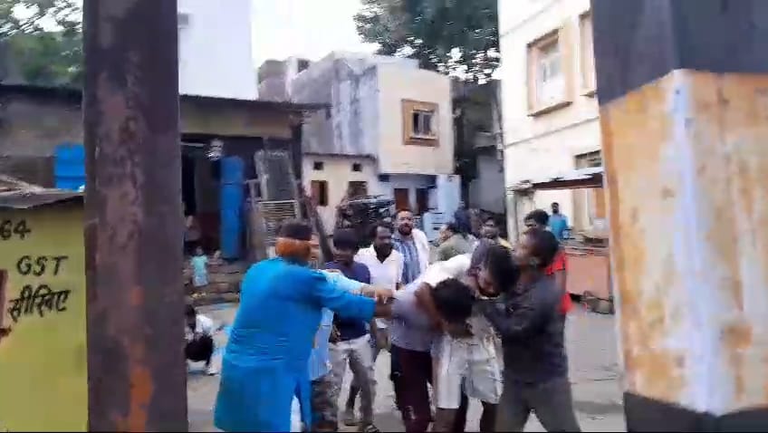 केडी गेट क्षेत्र में गुंडों का आतंक.... दुकान संचालक को पहले पीटा और धमकाकर कहा हफ्ता नहीं दिया केडी गेट क्षेत्र में गुंडों का आतंक.... दुकान संचालक को पहले पीटा और धमकाकर कहा हफ्ता नहीं दिया