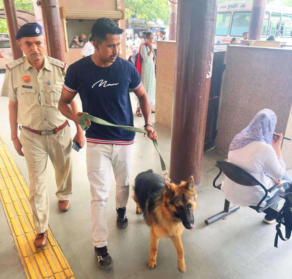 कुरुक्षेत्र। नशामुक्त अभियान को लेकर खिलाड़ियों को जागरुक करता पुलिस अधिकारी। पुलिस पीआरओ कुरुक्षेत्र। नशामुक्त अभियान को लेकर खिलाड़ियों को जागरुक करता पुलिस अधिकारी। पुलिस पीआरओ