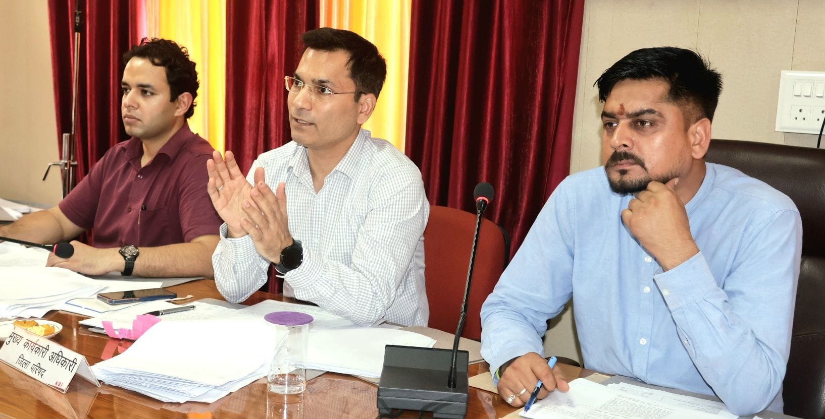 मंडी में जिला परिषद की बैठक में भाग लेते सदस्य संवाद मंडी में जिला परिषद की बैठक में भाग लेते सदस्य संवाद