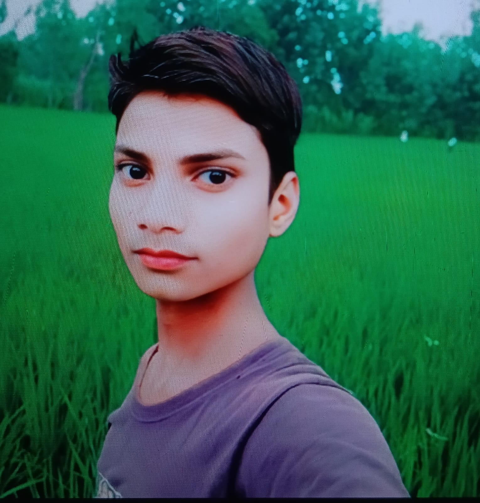 मेडिकल कॉलेज की इंमरजेंसी के बाहर बैठे ग्रामीण।संवाद मेडिकल कॉलेज की इंमरजेंसी के बाहर बैठे ग्रामीण।संवाद