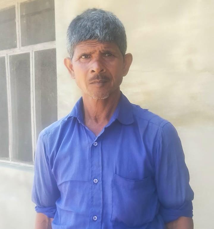 मेडिकल कॉलेज की इंमरजेंसी के बाहर बैठे ग्रामीण।संवाद मेडिकल कॉलेज की इंमरजेंसी के बाहर बैठे ग्रामीण।संवाद