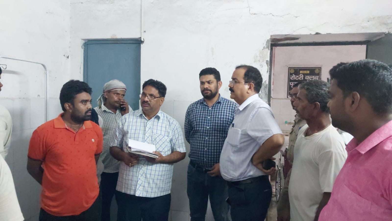 मेडिकल कॉलेज की इंमरजेंसी के बाहर बैठे ग्रामीण।संवाद मेडिकल कॉलेज की इंमरजेंसी के बाहर बैठे ग्रामीण।संवाद