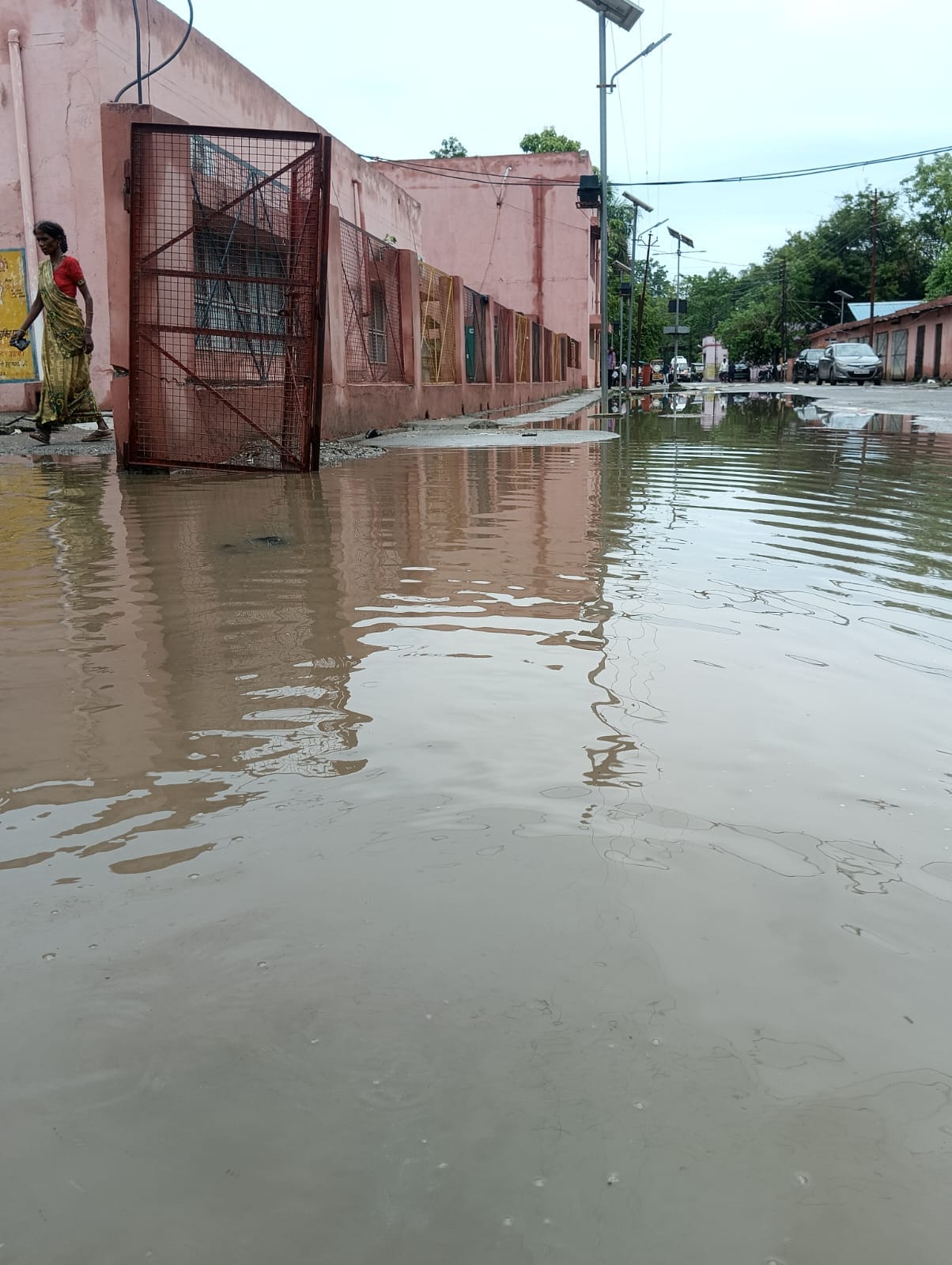 शहर की सड़क पर स्वमिंग पूल जैसा एहसास: मानसून की पहली बारिश ने शहर में जल निकासी के दावों की प शहर की सड़क पर स्वमिंग पूल जैसा एहसास: मानसून की पहली बारिश ने शहर में जल निकासी के दावों की प