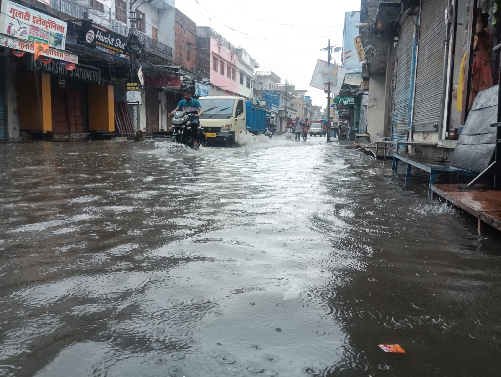शहर की सड़क पर स्वमिंग पूल जैसा एहसास: मानसून की पहली बारिश ने शहर में जल निकासी के दावों की प शहर की सड़क पर स्वमिंग पूल जैसा एहसास: मानसून की पहली बारिश ने शहर में जल निकासी के दावों की प