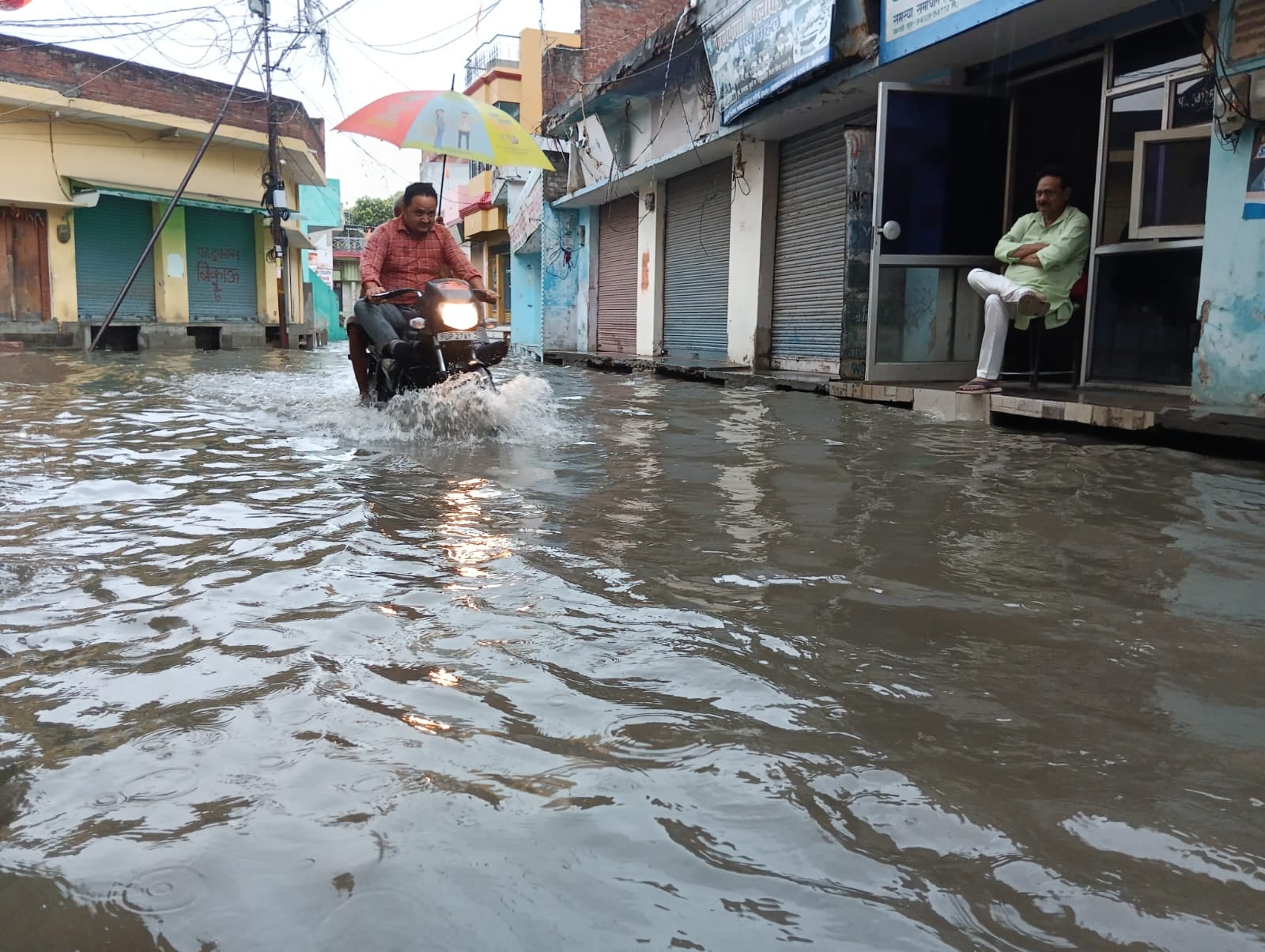 शहर की सड़क पर स्वमिंग पूल जैसा एहसास: मानसून की पहली बारिश ने शहर में जल निकासी के दावों की प शहर की सड़क पर स्वमिंग पूल जैसा एहसास: मानसून की पहली बारिश ने शहर में जल निकासी के दावों की प