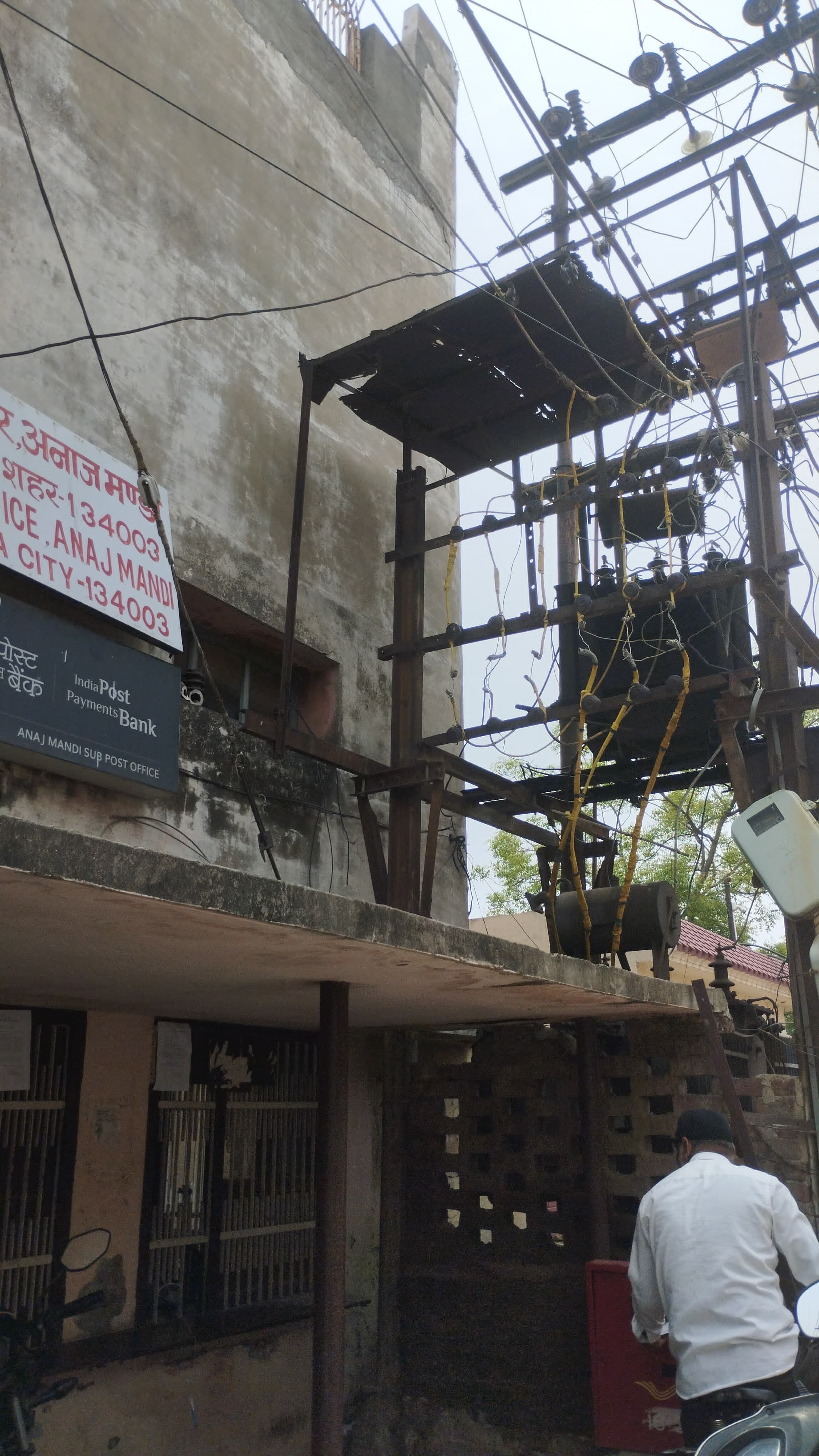 शहर के दर्जियांवाला चौक के पास छोटी सब्जी मंडी में लगा ट्रांसफार्मर।