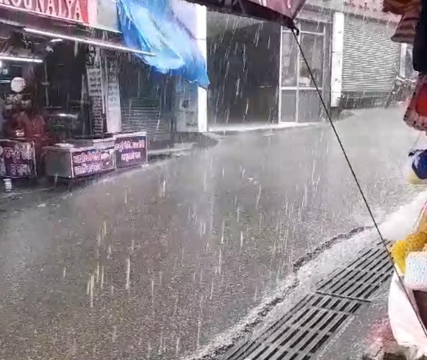 दौलतपुर क्षेत्र के बाजार में बरसती बारिश की फुहारें। स्रोत संवाद दौलतपुर क्षेत्र के बाजार में बरसती बारिश की फुहारें। स्रोत संवाद