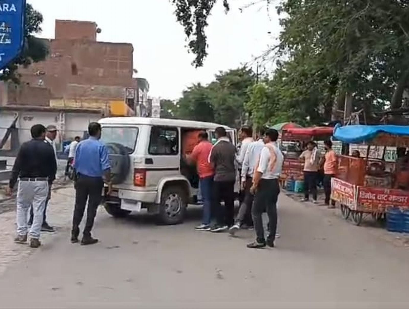 दातागंज में तहसीलदार के पेशकार को ले जाती एंटी करप्शन की टीम। संवाद