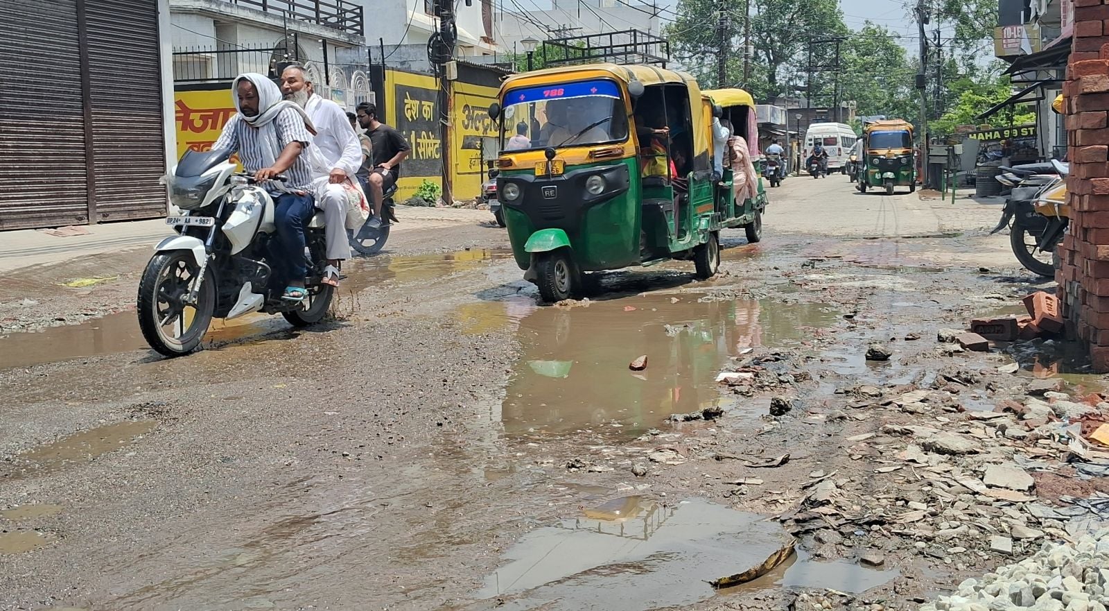 वन विभाग रोड पर सड़क पर गड्ढों में भरा बारिश का पानी। संवाद