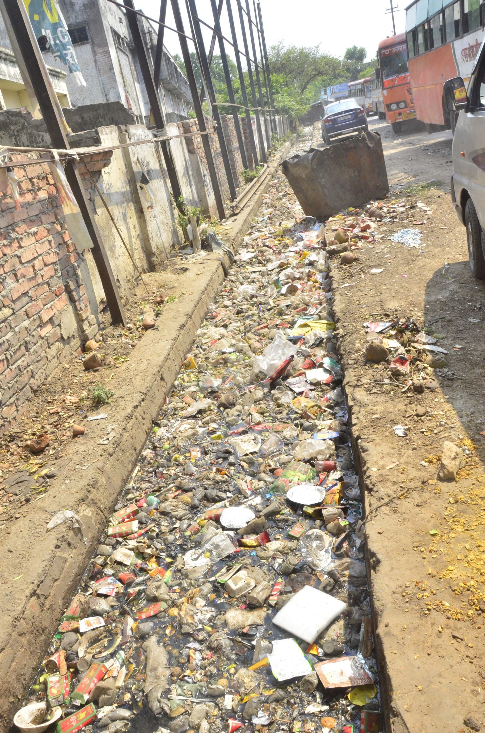 वन विभाग रोड पर सड़क पर गड्ढों में भरा बारिश का पानी। संवाद