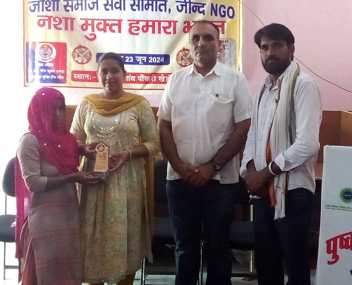 27जेएनडी11: कार्यक्रम में महिला को सम्मानित करते हुए समिति सदस्य व एसआई नरेश ढांडा। स्रोत स्वयं 27जेएनडी11: कार्यक्रम में महिला को सम्मानित करते हुए समिति सदस्य व एसआई नरेश ढांडा। स्रोत स्वयं