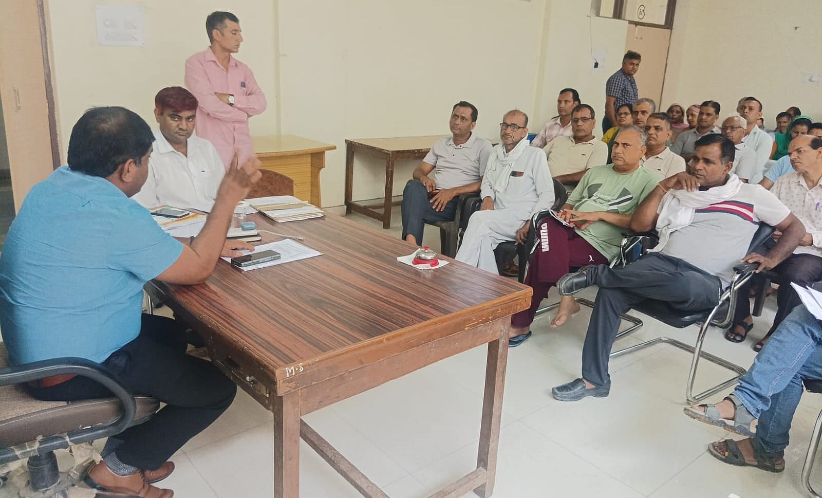 27जेएनडी20: बीएलओ की बैठक लेते हुए एसडीएम मनीष फोगाट। संवाद