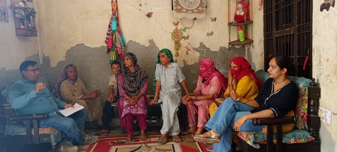 27जेएनडी25: ग्रामीणों को पेयजल संरक्षण के लिए जागरूक करते हुए जनस्वास्थ्य विभाग के कर्मचारी। स् 27जेएनडी25: ग्रामीणों को पेयजल संरक्षण के लिए जागरूक करते हुए जनस्वास्थ्य विभाग के कर्मचारी। स्