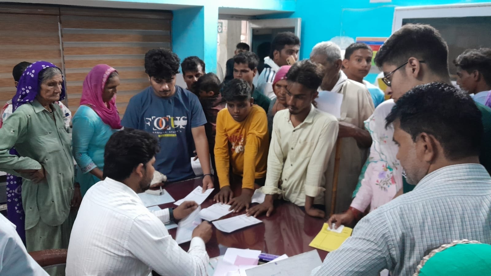 27जेएनडी26: नागरिक अस्पताल की इमरजेंसी में डॉक्टर के पास फैली अव्यवस्था। संवाद 27जेएनडी26: नागरिक अस्पताल की इमरजेंसी में डॉक्टर के पास फैली अव्यवस्था। संवाद